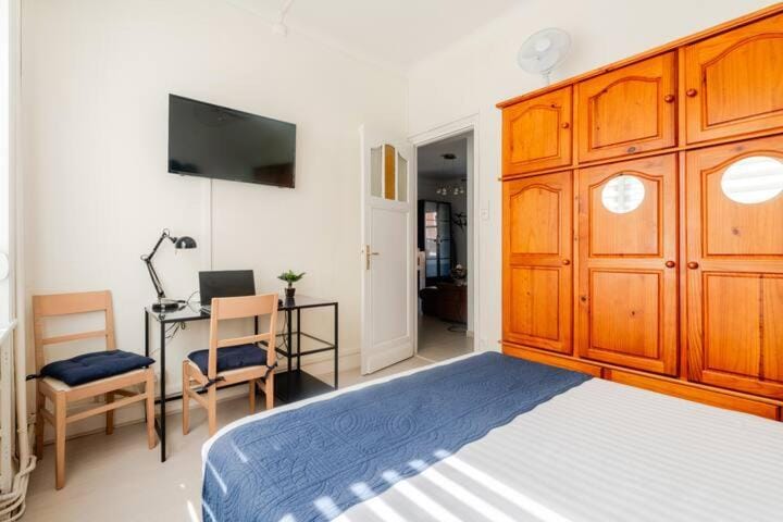 Bed, TV and multimedia, Photo of the whole room, Bedroom, wardrobe
