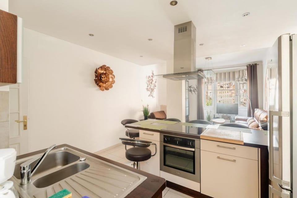 Dining area, oven, stove