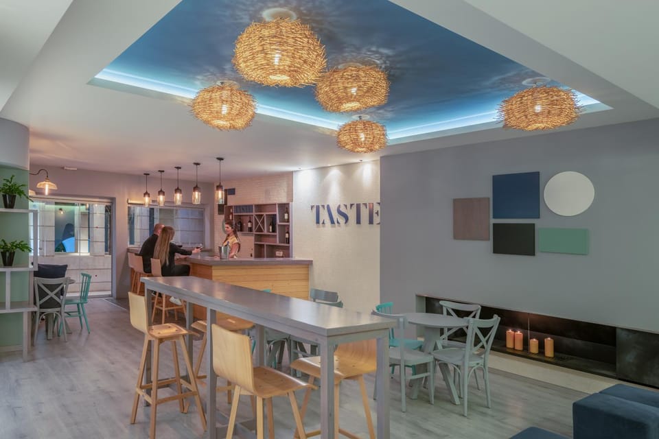 Restaurant/places to eat, Lounge or bar, Decorative detail
