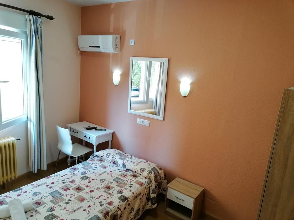 Hostal Hernan Cortes Bed and Breakfast in Cáceres‎