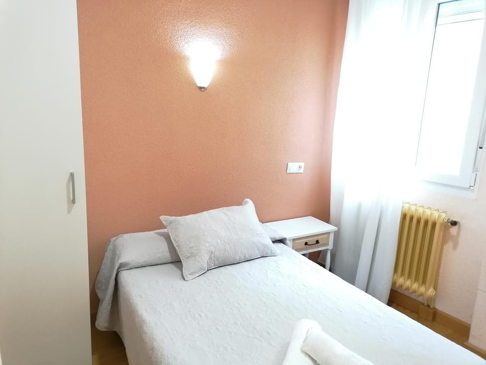 Hostal Hernan Cortes Bed and Breakfast in Cáceres‎