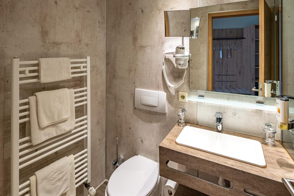 Toilet, Bathroom, towels