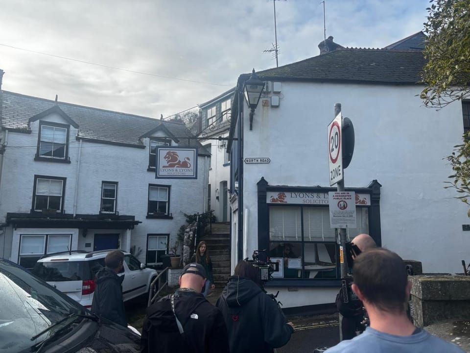 FROM BBC1s BEYOND PARADISE - - Prospect House - - 17th Century Character COTTAGE - - CONNECTING APARTMENTS - - Kids Bunk Room - - Free Public Parking Apartment in Looe