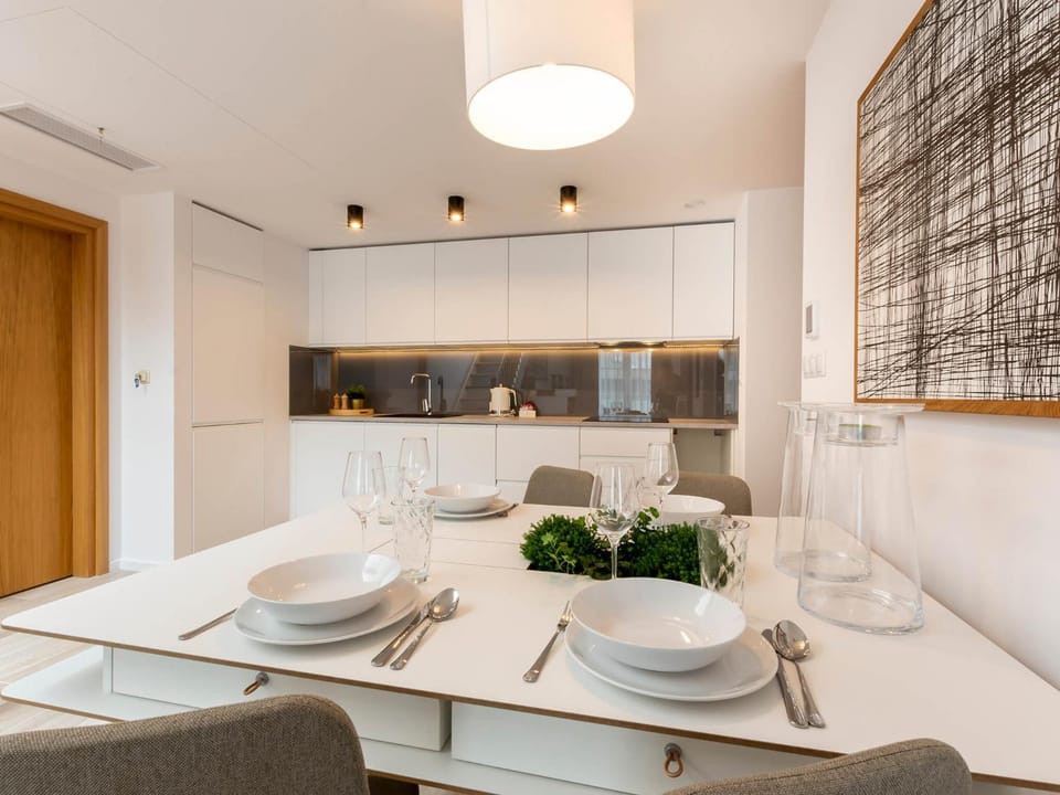 Kitchen or kitchenette, Dining area