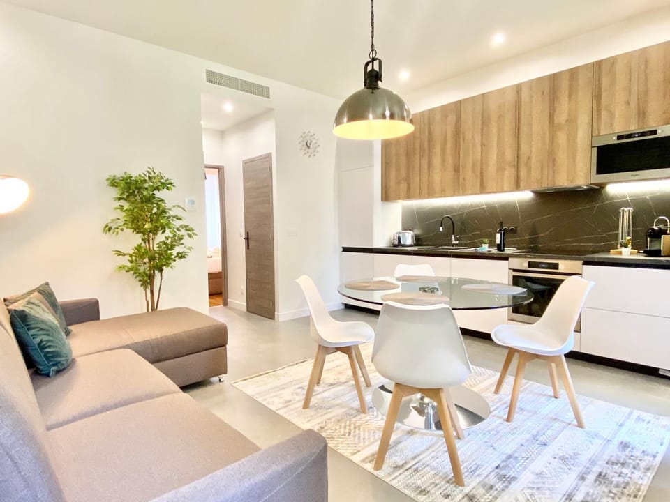 TV and multimedia, Coffee/tea facilities, Kitchen or kitchenette, Living room, Dining area