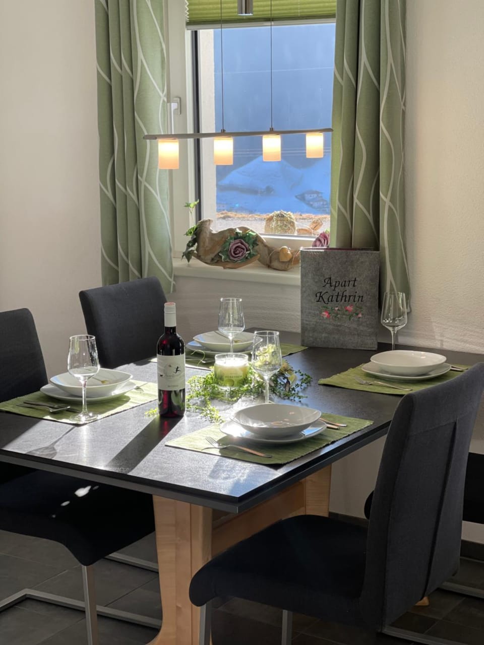 Seating area, Dining area, Food