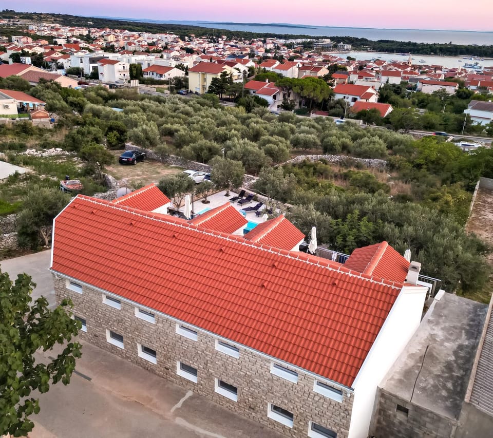 Property building, Day, Neighbourhood, Natural landscape, Bird's eye view, City view, Sea view, Street view, Location