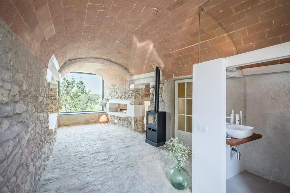 Toilet, Bathroom, TV and multimedia, Living room, fireplace, flat iron