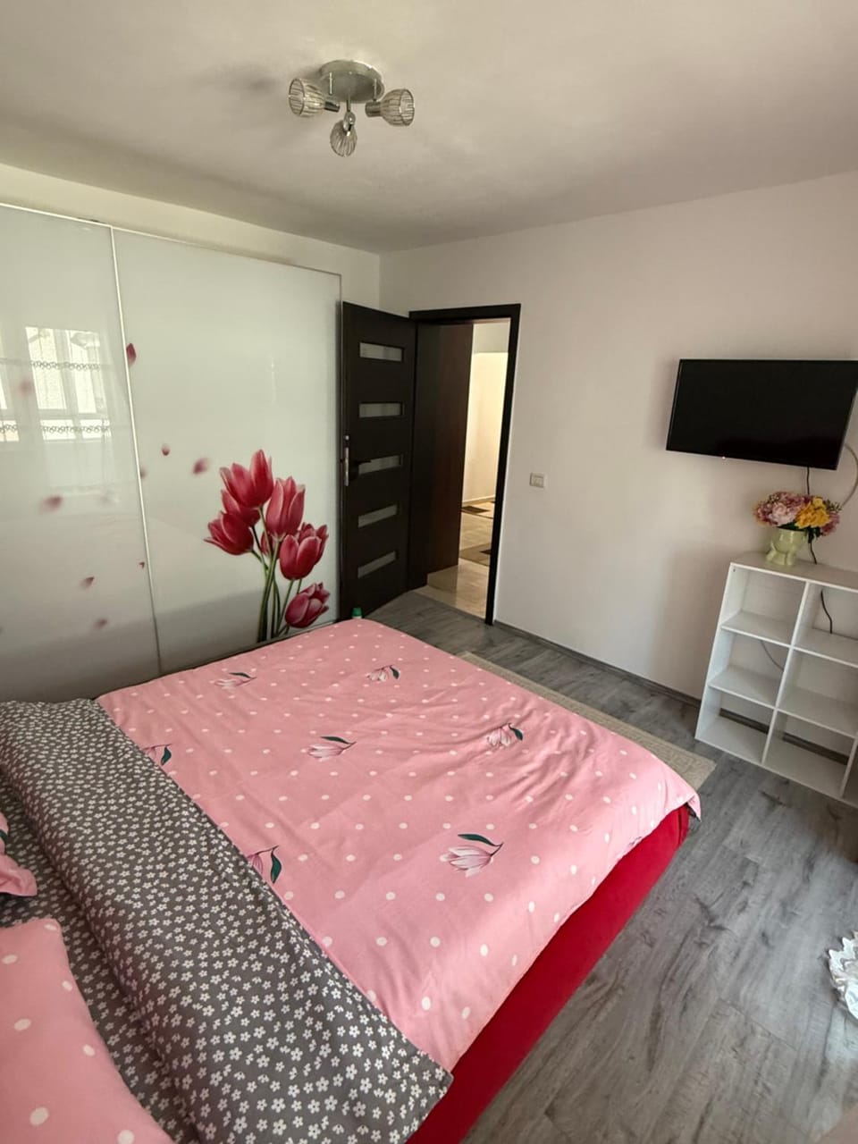 Bed, TV and multimedia, Photo of the whole room, Bedroom