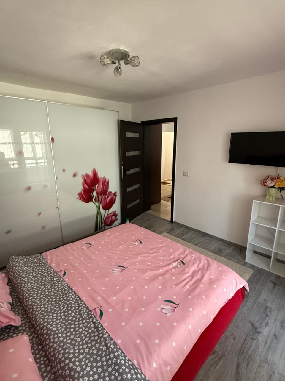 Bed, TV and multimedia, Bedroom, wardrobe