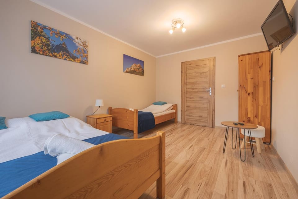 Bed, TV and multimedia, Bedroom