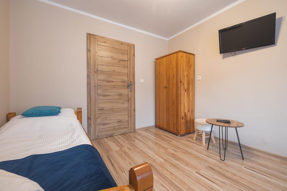 Bed, TV and multimedia, Bedroom, wardrobe