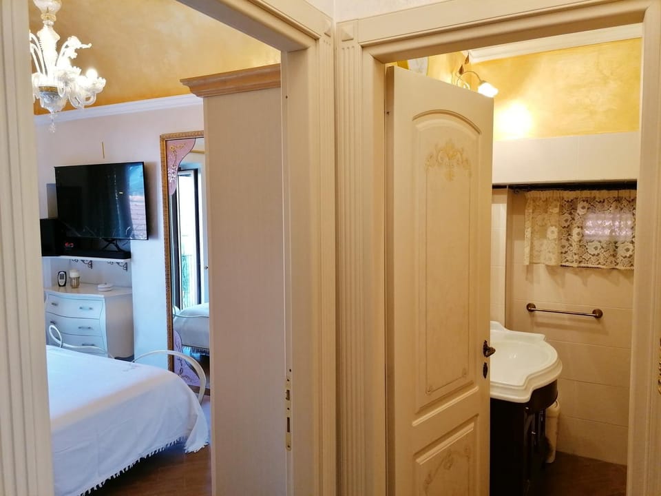 Bed, Bathroom, TV and multimedia, Photo of the whole room, Bedroom