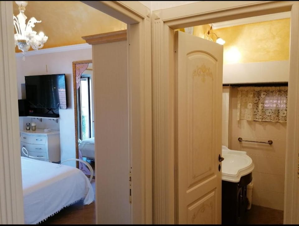 Bed, Bathroom, TV and multimedia, Photo of the whole room, Bedroom, wardrobe