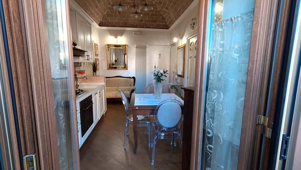 Kitchen or kitchenette, Photo of the whole room, Dining area