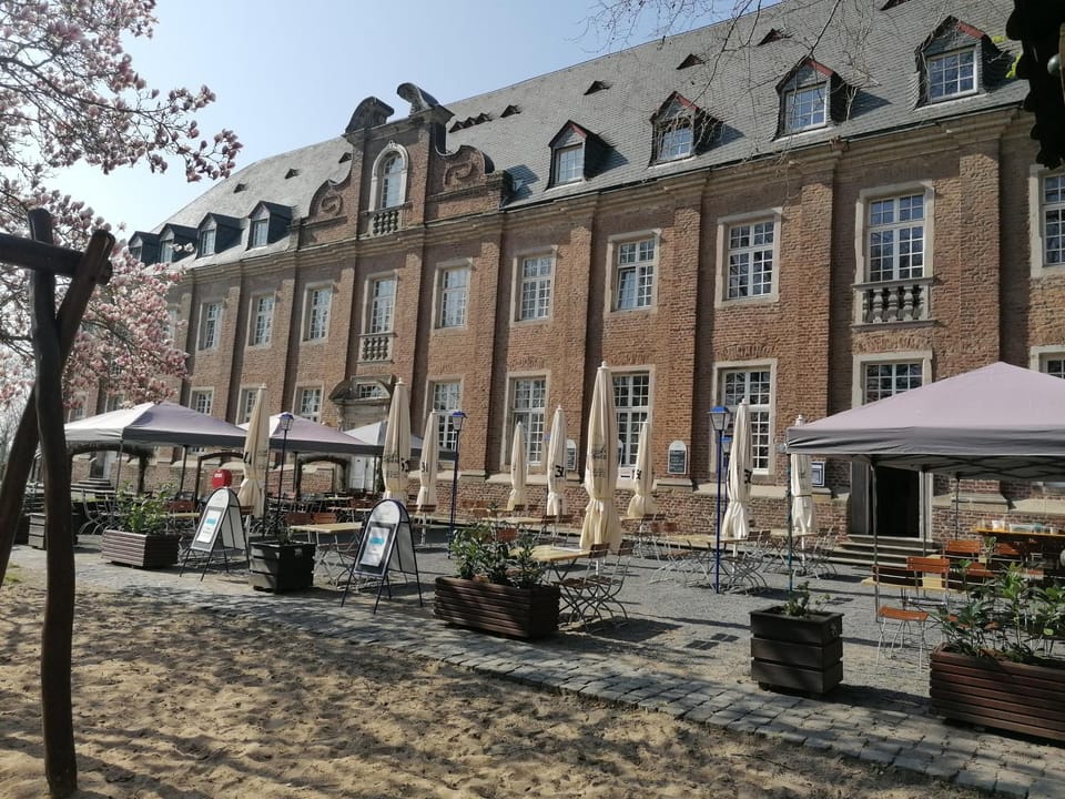 Property building, Restaurant/places to eat