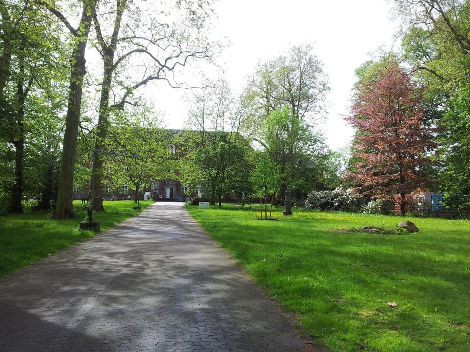 Facade/entrance, Area and facilities