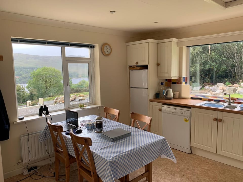 Coffee/tea facilities, Kitchen or kitchenette, Dining area, Garden view, Lake view