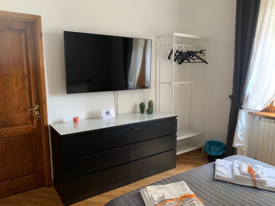 TV and multimedia, Photo of the whole room, Bedroom