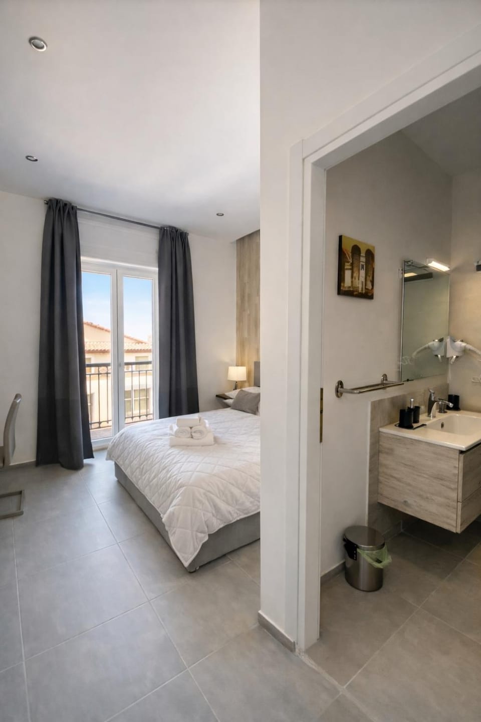 Bed, Bathroom, Photo of the whole room, Bedroom, towels