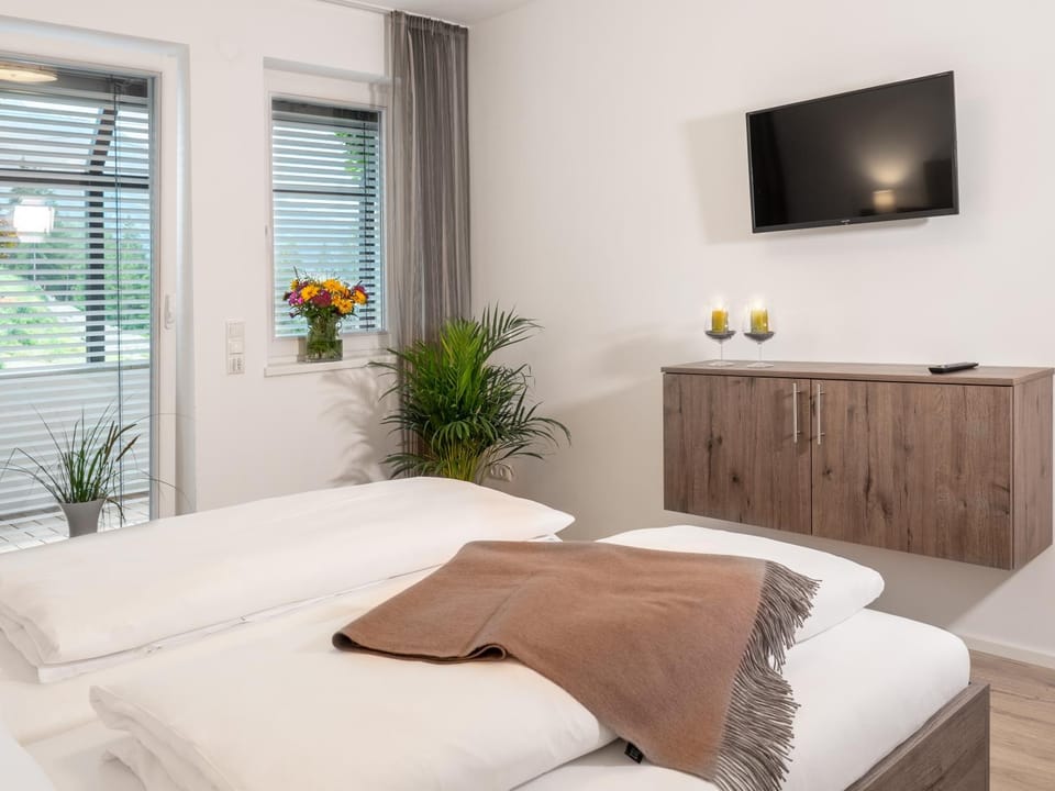 Bed, TV and multimedia, Photo of the whole room, Bedroom