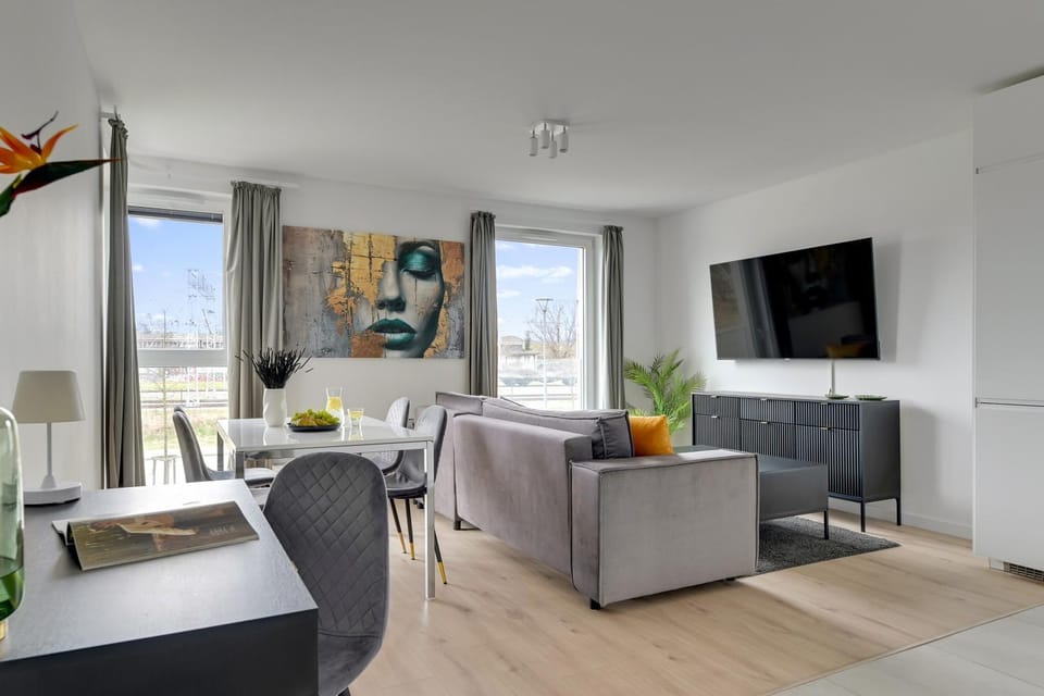 TV and multimedia, Living room, Seating area, Evening entertainment