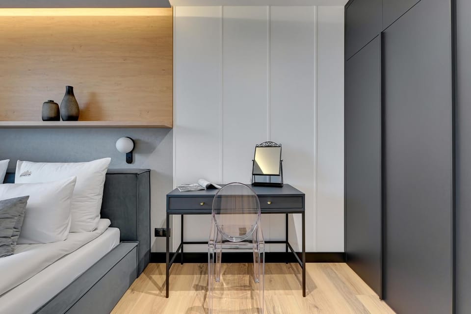 Bed, Photo of the whole room, Seating area, Bedroom, hair dresser, wardrobe