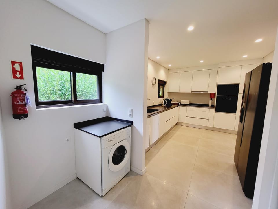 Kitchen or kitchenette, oven, washing machine
