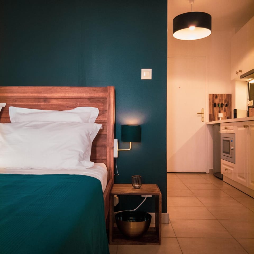 Bed, Kitchen or kitchenette, Photo of the whole room, Bedroom, minibar, oven