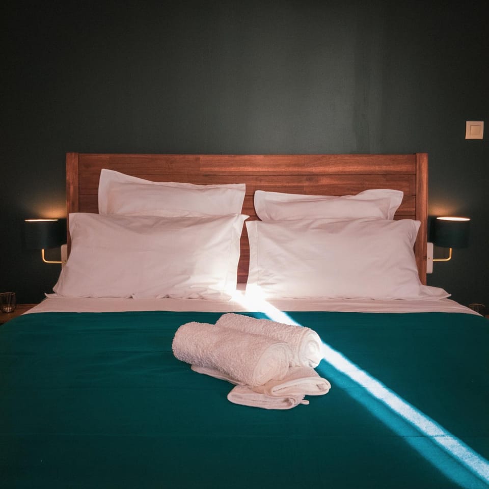Bed, Bedroom, towels
