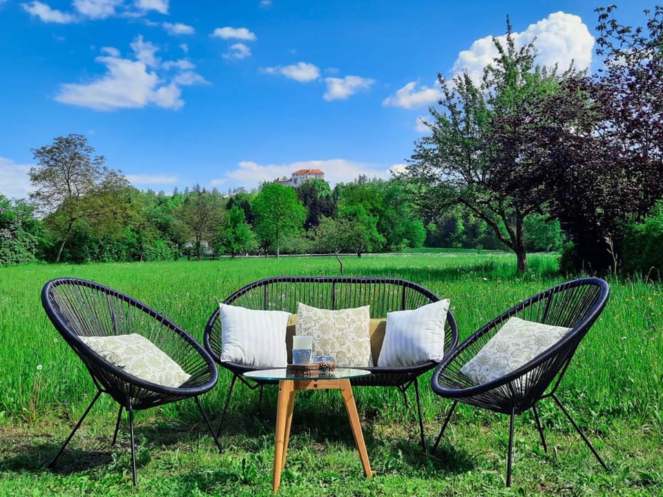 Deerwood-2-Storey Garden Apartment with Castle view Balcony Apartment in Bled