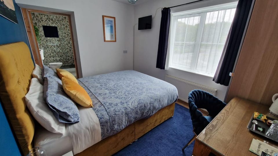 Bed, TV and multimedia, Photo of the whole room, Bedroom