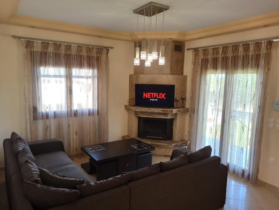 Communal lounge/ TV room, TV and multimedia, Living room, Photo of the whole room, Seating area, Garden view, Street view, Inner courtyard view, fireplace