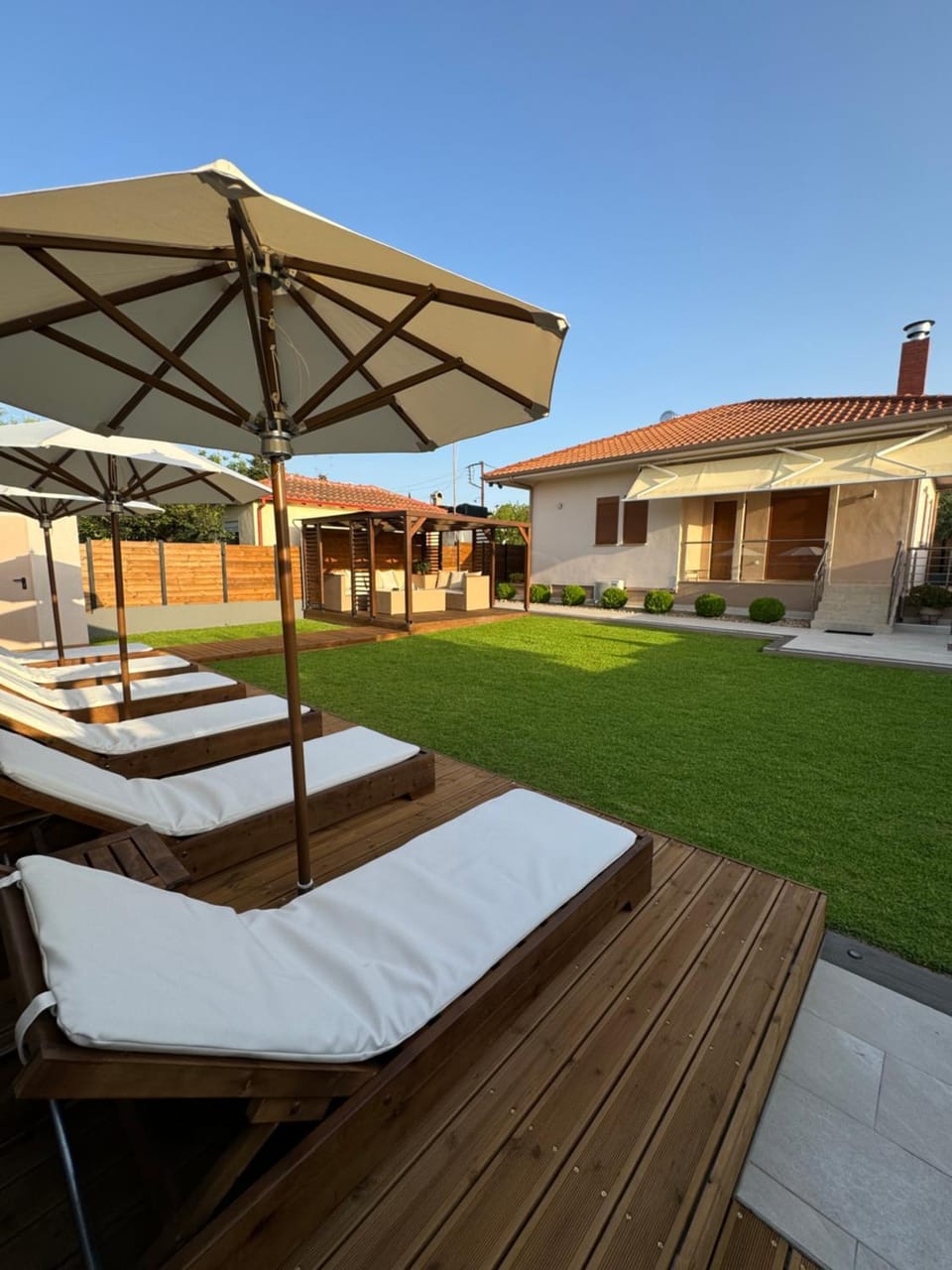 Property building, Patio, Day, Garden, Decorative detail, Garden view, Inner courtyard view, sunbed