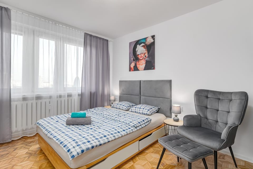 Bed, Living room, Photo of the whole room, Seating area