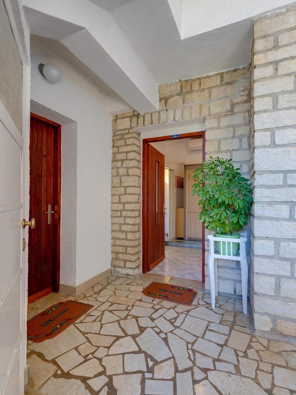 Facade/entrance