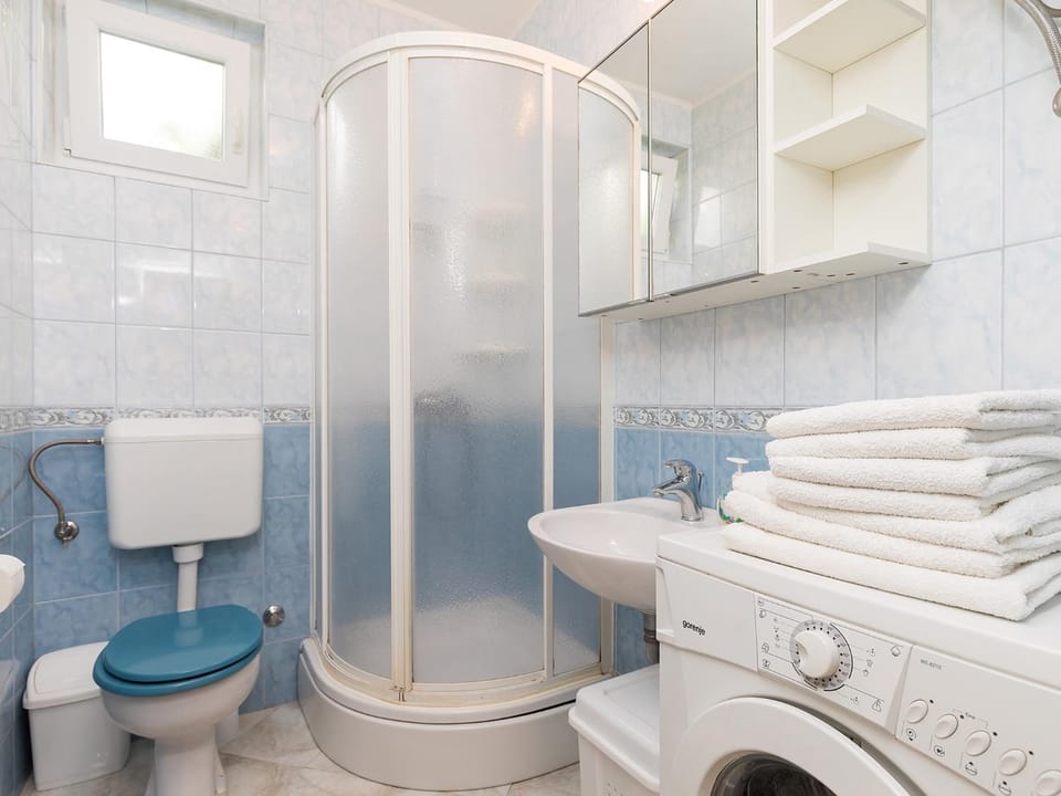 Shower, Toilet, Bathroom, towels, washing machine