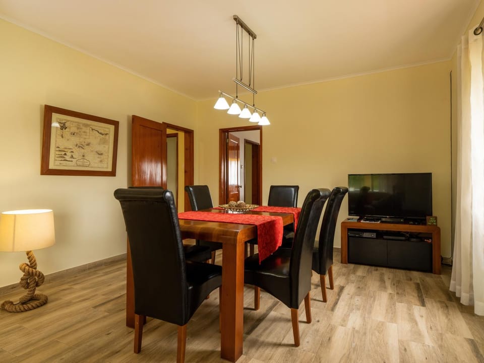 TV and multimedia, Living room, Seating area, Dining area