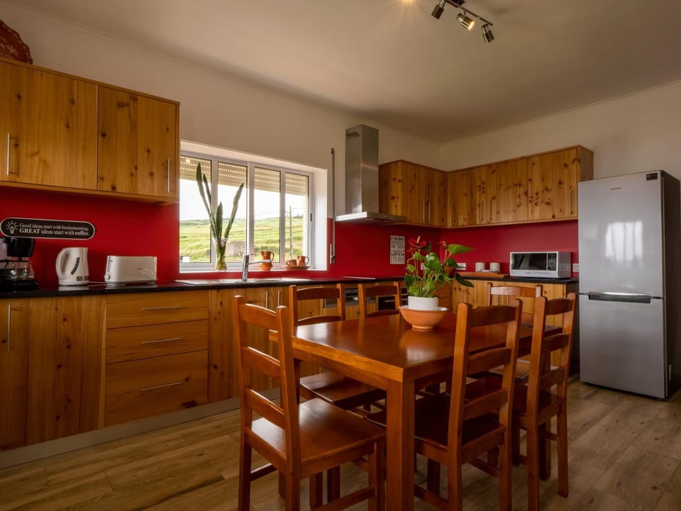 Coffee/tea facilities, Kitchen or kitchenette, Photo of the whole room, Dining area, dishwasher, microwave, oven, stove, toaster