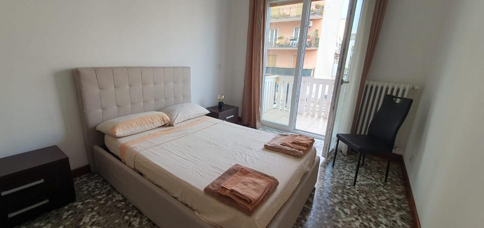 View (from property/room), Other, Photo of the whole room, Decorative detail, Bedroom, furniture, heating, towels