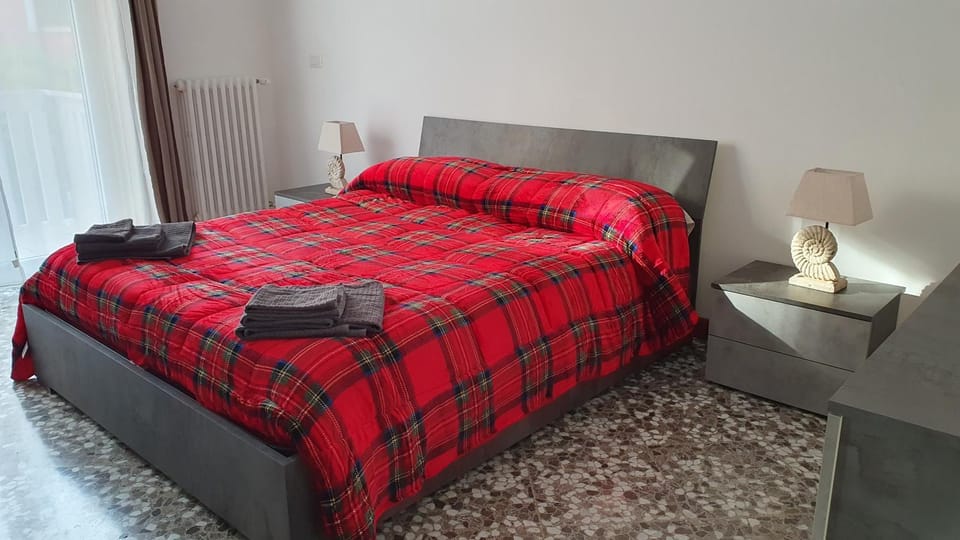 Bed, Winter, Photo of the whole room, Decorative detail, Bedroom