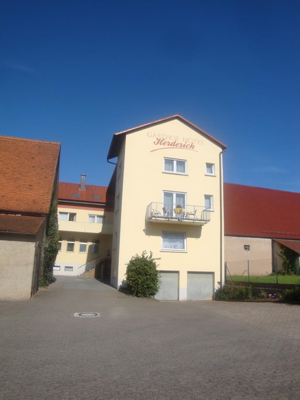 Facade/entrance