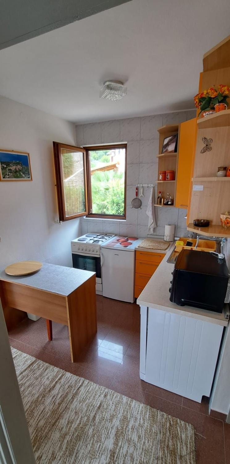 Kitchen or kitchenette, dishwasher, oven, stove