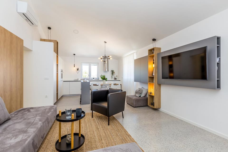 TV and multimedia, Living room, Seating area, Dining area