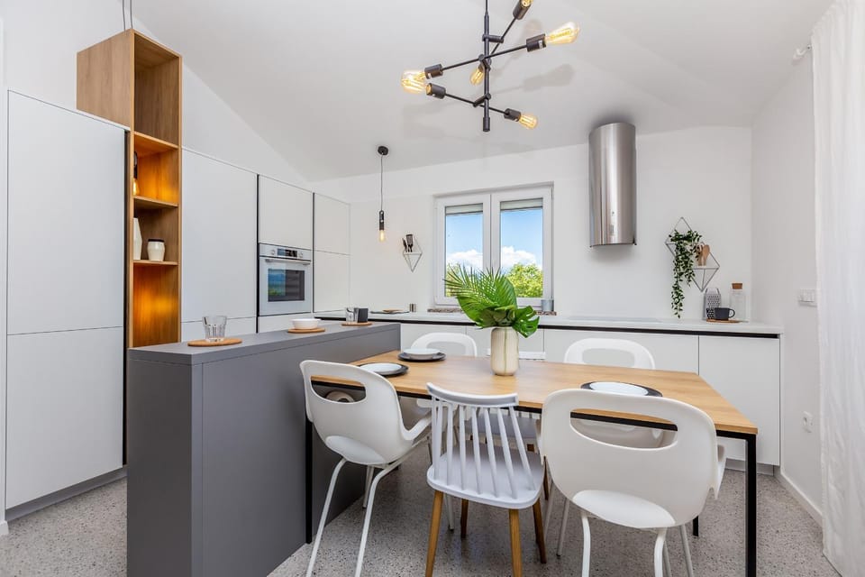Kitchen or kitchenette, Dining area