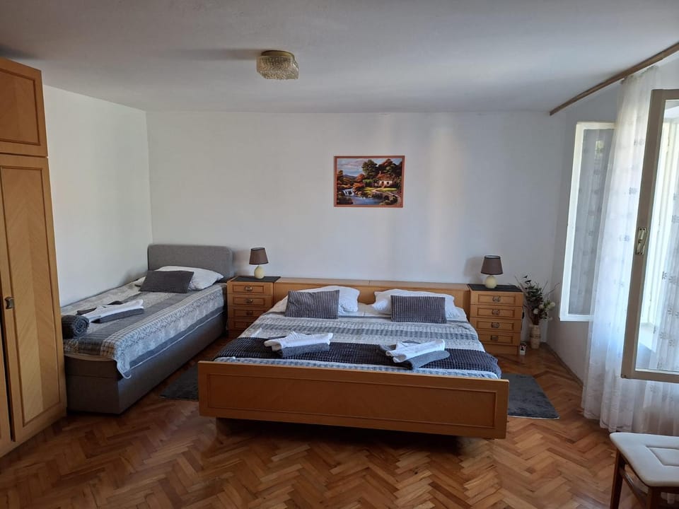 Bed, Bedroom, towels