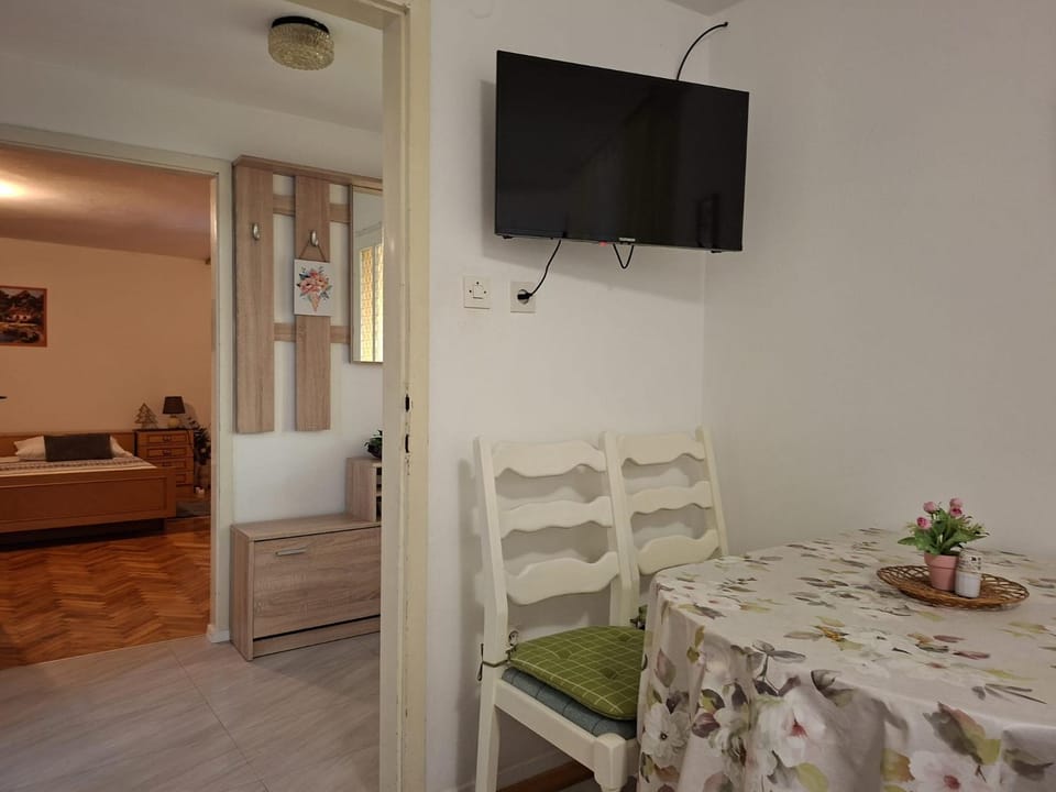 TV and multimedia, Living room, Seating area, Dining area