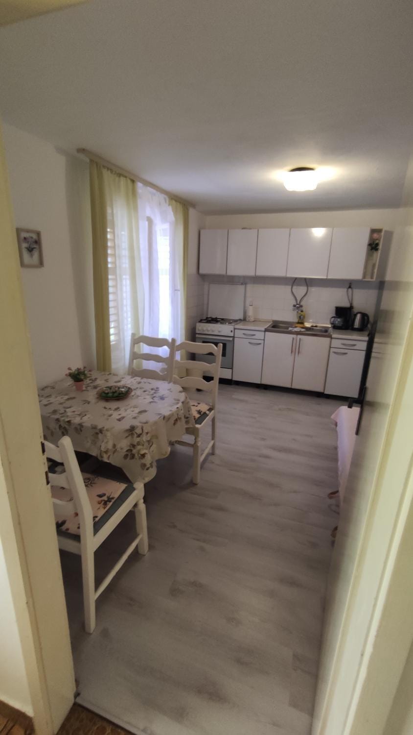 Kitchen or kitchenette, Dining area, oven, stove