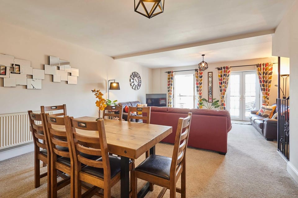 TV and multimedia, Living room, Seating area, Dining area