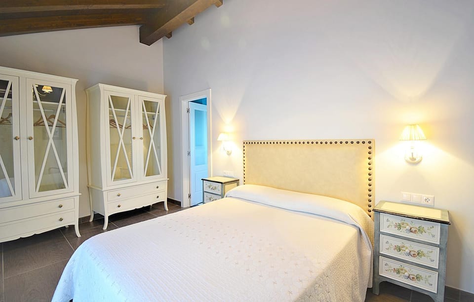 Bed, Photo of the whole room, Bedroom, wardrobe
